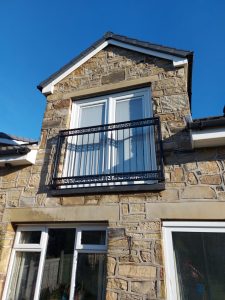 greek-juliet-balcony